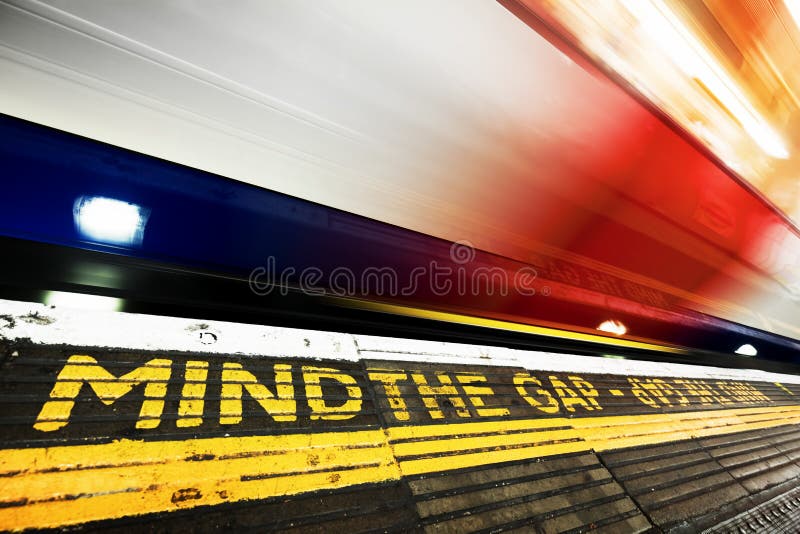 London Untertage Kümmern Sie sich das um Abstandszeichen, Zug in der Bewegung stockfotos London Untertage Kümmern Sie sich das um Abstandszeichen, Zug in der Bewegung stockfotos