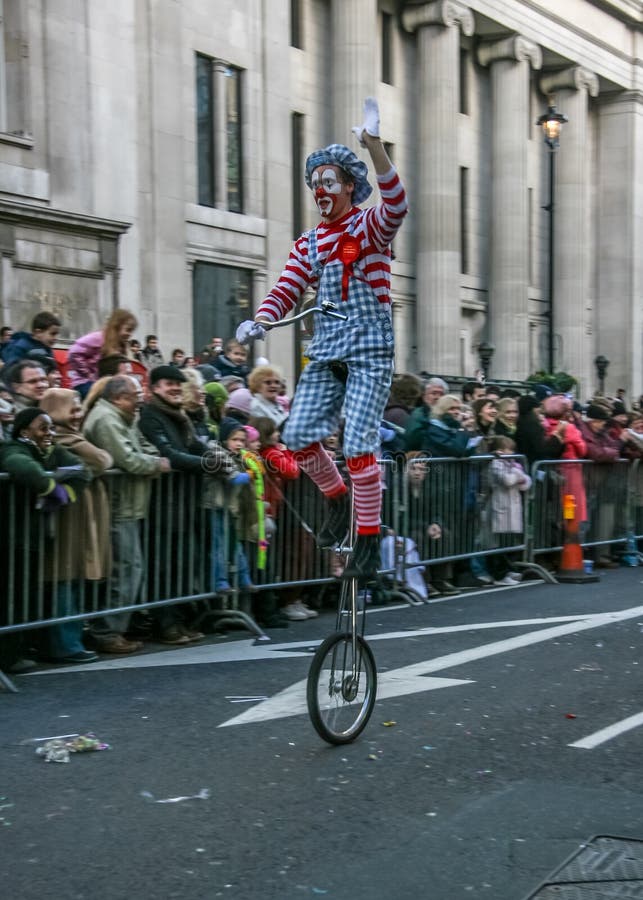 London, Vereinigtes Königreich - 1. Januar 2007: Mann im Clownkostüm-Fahrtunicycle und Wellen zum jubelnde Menge, während des Neu stockfoto London, Vereinigtes Königreich - 1. Januar 2007: Mann im Clownkostüm-Fahrtunicycle und Wellen zum jubelnde Menge, während des Neu stockfoto