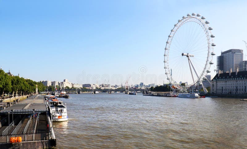 LONDON, Vereinigtes Königreich - 1. September 2017: Das London-Auge nahe der Themse in London Das Auge ist ein riesiges Riesenrad lizenzfreie stockbilder LONDON, Vereinigtes Königreich - 1. September 2017: Das London-Auge nahe der Themse in London Das Auge ist ein riesiges Riesenrad lizenzfreie stockbilder