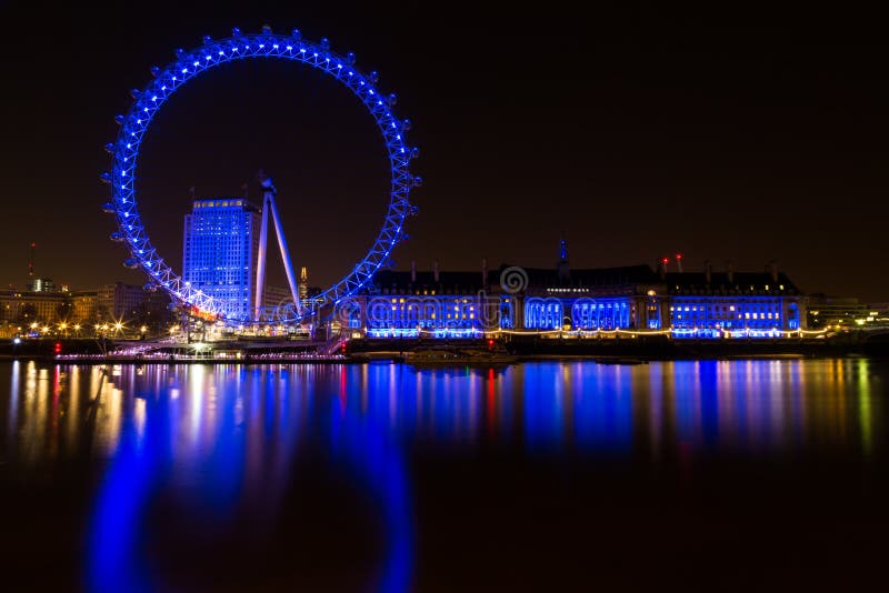 London, London/Vereinigtes Königreich - 6. September 2011: Eine Nachtlange Belichtung London Eyes in der blauen Neonfarbe lizenzfreie stockfotografie London, London/Vereinigtes Königreich - 6. September 2011: Eine Nachtlange Belichtung London Eyes in der blauen Neonfarbe lizenzfreie stockfotografie