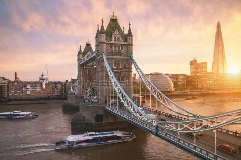 London wierza most przy wschodem słońca