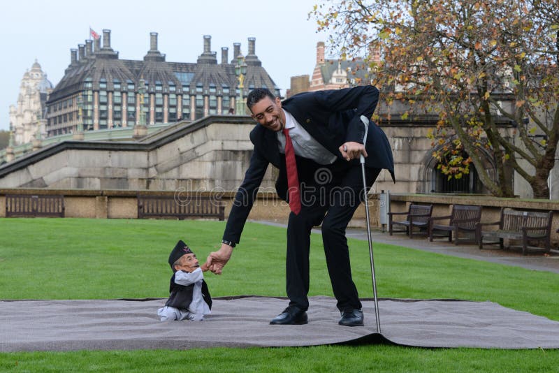 London World S Tallest Man And Shortest Man Meet On Guinness World