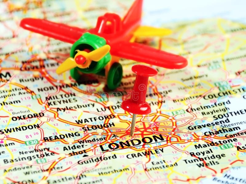 Londra, aeroplano BRITANNICO del perno della mappa immagine stock libera da diritti Londra, aeroplano BRITANNICO del perno della mappa immagine stock libera da diritti
