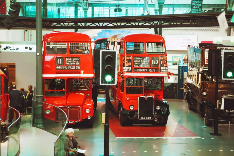 LONDRA - 22 AGOSTO 2017: Vecchi autobus a due piani a Londra Tran immagini stock LONDRA - 22 AGOSTO 2017: Vecchi autobus a due piani a Londra Tran immagini stock