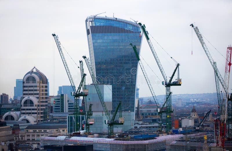 Londra alla notte, vista dalla cattedrale del ` s di St Paul Costruzione del walkie-talkie e grattacieli moderni dell'aria finanz fotografie stock libere da diritti Londra alla notte, vista dalla cattedrale del ` s di St Paul Costruzione del walkie-talkie e grattacieli moderni dell'aria finanz fotografie stock libere da diritti