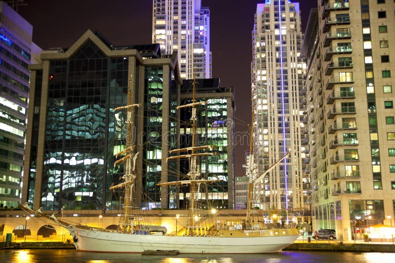 LONDRA, CANARY WHARF Regno Unito - 4 aprile 2014 vista quadrata di Canary Wharf nelle luci notturne fotografia stock libera da diritti LONDRA, CANARY WHARF Regno Unito - 4 aprile 2014 vista quadrata di Canary Wharf nelle luci notturne fotografia stock libera da diritti