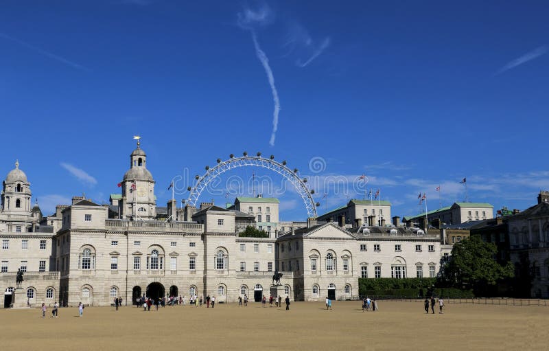 LONDRA, INGHILTERRA - 2 AGOSTO 2015: Le guardie di cavallo sfoggiano è una terra di parata a Londra fotografie stock libere da diritti LONDRA, INGHILTERRA - 2 AGOSTO 2015: Le guardie di cavallo sfoggiano è una terra di parata a Londra fotografie stock libere da diritti