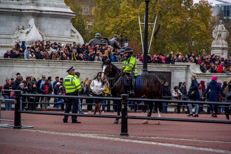 LONDRA, INGHILTERRA - 9 NOVEMBRE 2018: Poliziotto sul cavallo discutere con l'altro poliziotto su terra Cerimonia di Buckingham P immagini stock libere da diritti LONDRA, INGHILTERRA - 9 NOVEMBRE 2018: Poliziotto sul cavallo discutere con l'altro poliziotto su terra Cerimonia di Buckingham P immagini stock libere da diritti