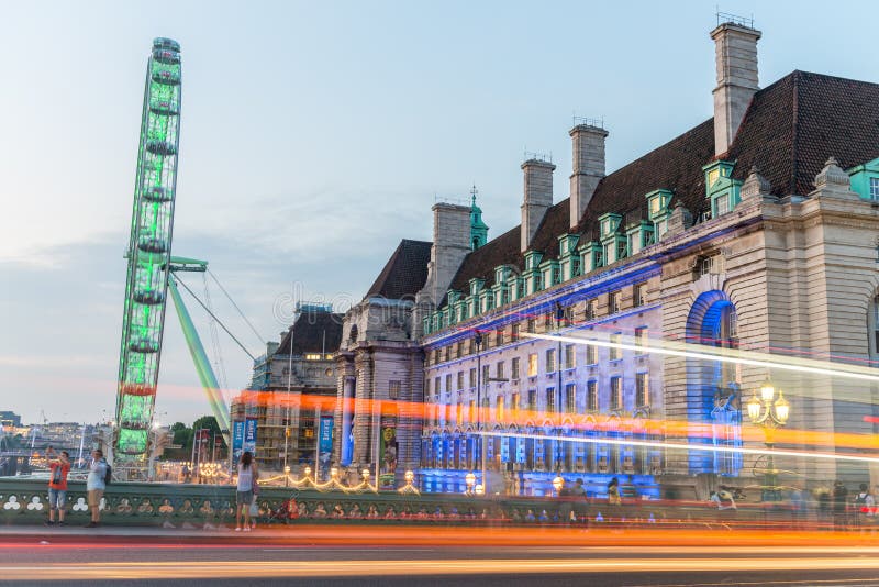 Download LONDRA - 1° LUGLIO 2015: Turisti E Traffico Su Westminster Bridg Immagine Editoriale - Immagine di parlamento, grande: 56892120