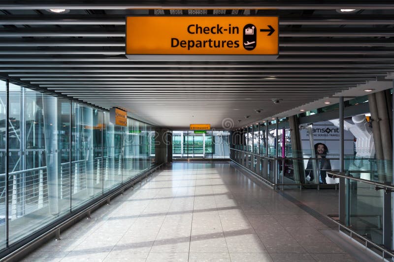 LONDRA, REGNO UNITO - 28 agosto 2017 - partenze terminali all'aeroporto di Heathrow, uno di sei aeroporti internazionali che serv