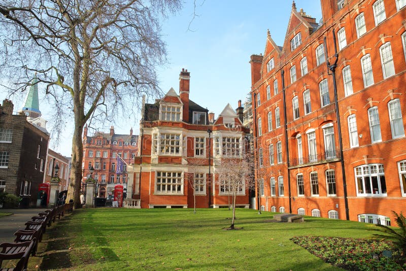 LONDRA, REGNO UNITO - 13 FEBBRAIO 2017: Monti i giardini della via con le facciate delle case di vittoriano del mattone rosso nel immagini stock LONDRA, REGNO UNITO - 13 FEBBRAIO 2017: Monti i giardini della via con le facciate delle case di vittoriano del mattone rosso nel immagini stock