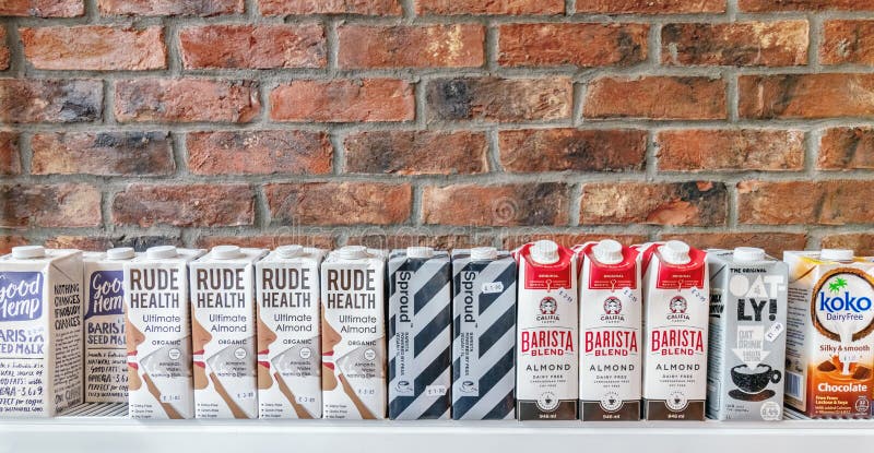 Londra/Regno Unito - 15 giugno 2019 - fila delle alternative del latte/dei cartoni latte della pianta, di varie marche disponibil fotografia stock libera da diritti Londra/Regno Unito - 15 giugno 2019 - fila delle alternative del latte/dei cartoni latte della pianta, di varie marche disponibil fotografia stock libera da diritti