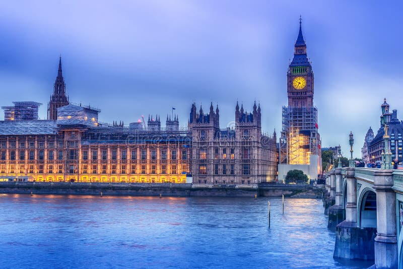 Londra, Regno Unito: il palazzo di Westminster con Big Ben, Elizabeth Tower, osservato dall'altro lato del Tamigi immagine stock Londra, Regno Unito: il palazzo di Westminster con Big Ben, Elizabeth Tower, osservato dall'altro lato del Tamigi immagine stock