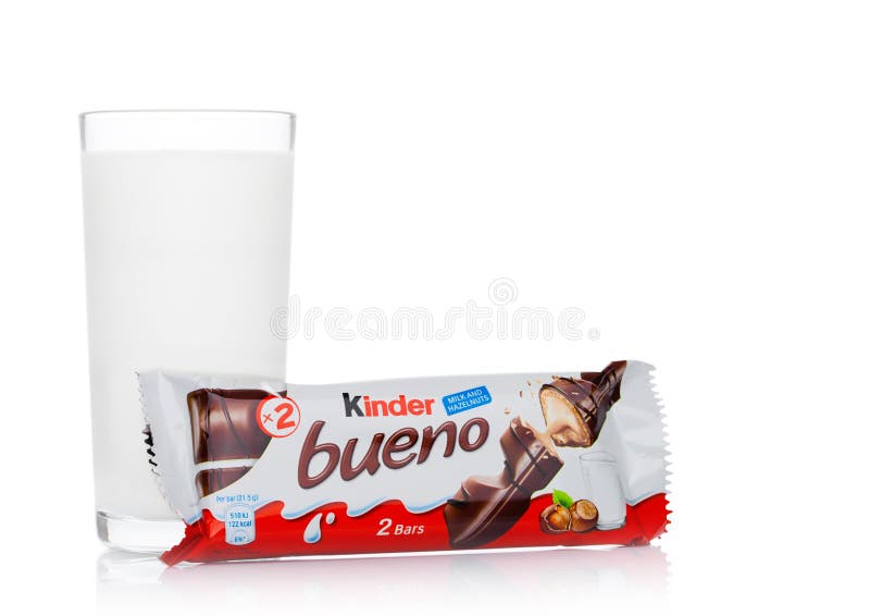 LONDRA, Regno Unito - 17 novembre 2017: Bueno del cioccolato e vetro di latte più gentili su bianco Le barre più gentili sono pro fotografie stock LONDRA, Regno Unito - 17 novembre 2017: Bueno del cioccolato e vetro di latte più gentili su bianco Le barre più gentili sono pro fotografie stock