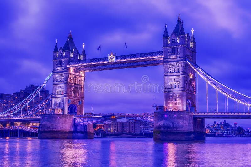 Londra, Regno Unito: Ponte della torre sul Tamigi immagine stock libera da diritti Londra, Regno Unito: Ponte della torre sul Tamigi immagine stock libera da diritti