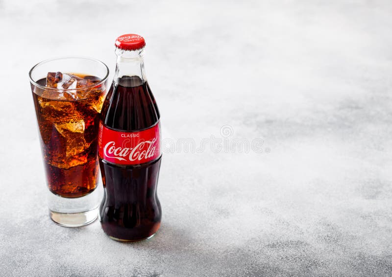 La Bottiglia Classica Di Coca-Cola Ha Isolato Fotografia Editoriale