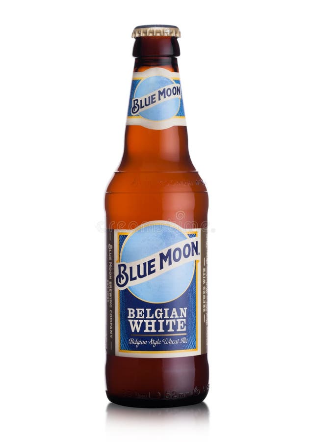 LONDRA, REGNO UNITO - 1° GIUGNO 2018: Bottiglia della birra bianca belga della luna blu, fatta da MillerCoors su bianco fotografia stock libera da diritti LONDRA, REGNO UNITO - 1° GIUGNO 2018: Bottiglia della birra bianca belga della luna blu, fatta da MillerCoors su bianco fotografia stock libera da diritti