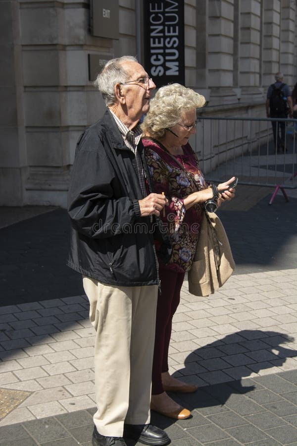 Londra, U K 22 Agosto 2019 - Mature, coppia allettante in vacanza che guarda una mappa su London Street fotografia stock Londra, U K 22 Agosto 2019 - Mature, coppia allettante in vacanza che guarda una mappa su London Street fotografia stock