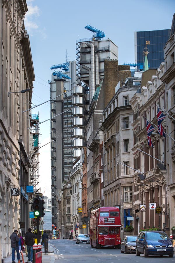 LONDRA, via della banca di Inghilterra e vista della costruzione di banca di Lloyds Città di Londra fotografia stock libera da diritti LONDRA, via della banca di Inghilterra e vista della costruzione di banca di Lloyds Città di Londra fotografia stock libera da diritti