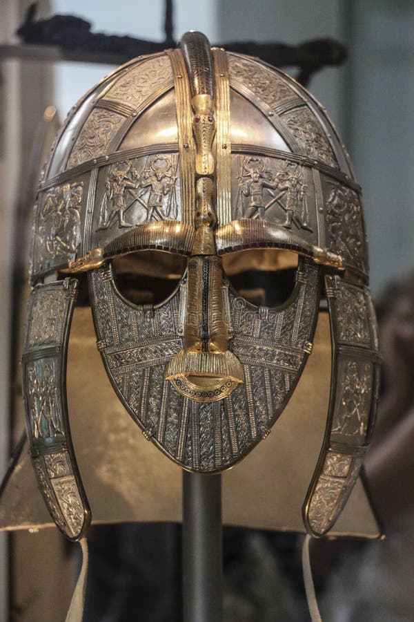 LONDRES, ANGLETERRE - 2 AOÛT 2015 : Casque cérémonieux de Sutton Hoo dans British Museum à Londres, Angleterre image libre de droits LONDRES, ANGLETERRE - 2 AOÛT 2015 : Casque cérémonieux de Sutton Hoo dans British Museum à Londres, Angleterre image libre de droits