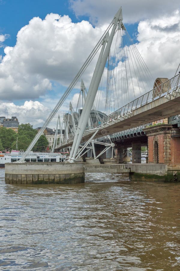 LONDRES, ANGLETERRE - 15 JUIN 2016 : Pont de Hungerford et Tamise, Londres, Royaume-Uni photo libre de droits LONDRES, ANGLETERRE - 15 JUIN 2016 : Pont de Hungerford et Tamise, Londres, Royaume-Uni photo libre de droits