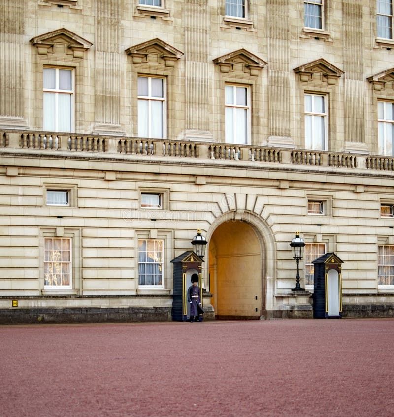 Londres, Angleterre - 18 novembre 2018 : Gardes royales au Palais de Buckingham pour la protection et la tradition image stock Londres, Angleterre - 18 novembre 2018 : Gardes royales au Palais de Buckingham pour la protection et la tradition image stock