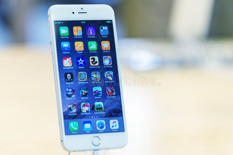 LONDRES - 2 DE JULIO DE 2015: El nuevo más del iPhone 6s en Apple Store foto de archivo LONDRES - 2 DE JULIO DE 2015: El nuevo más del iPhone 6s en Apple Store foto de archivo