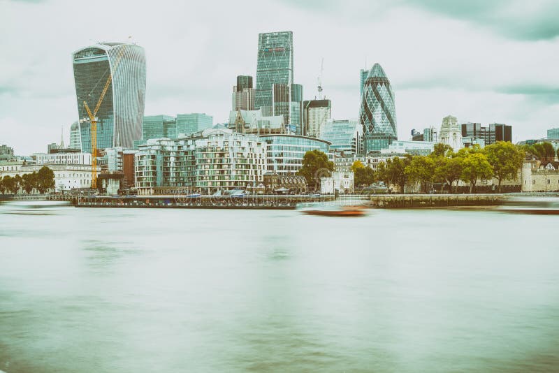 LONDRES - 25 DE SEPTIEMBRE DE 2016: Horizonte moderno de la ciudad a lo largo del ri del Támesis imagen de archivo libre de regalías LONDRES - 25 DE SEPTIEMBRE DE 2016: Horizonte moderno de la ciudad a lo largo del ri del Támesis imagen de archivo libre de regalías