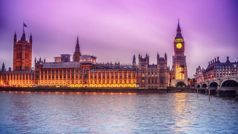 Londres, el Reino Unido: el palacio de Westminster con Big Ben, Elizabeth Tower, visto de enfrente del río Támesis fotos de archivo libres de regalías Londres, el Reino Unido: el palacio de Westminster con Big Ben, Elizabeth Tower, visto de enfrente del río Támesis fotos de archivo libres de regalías