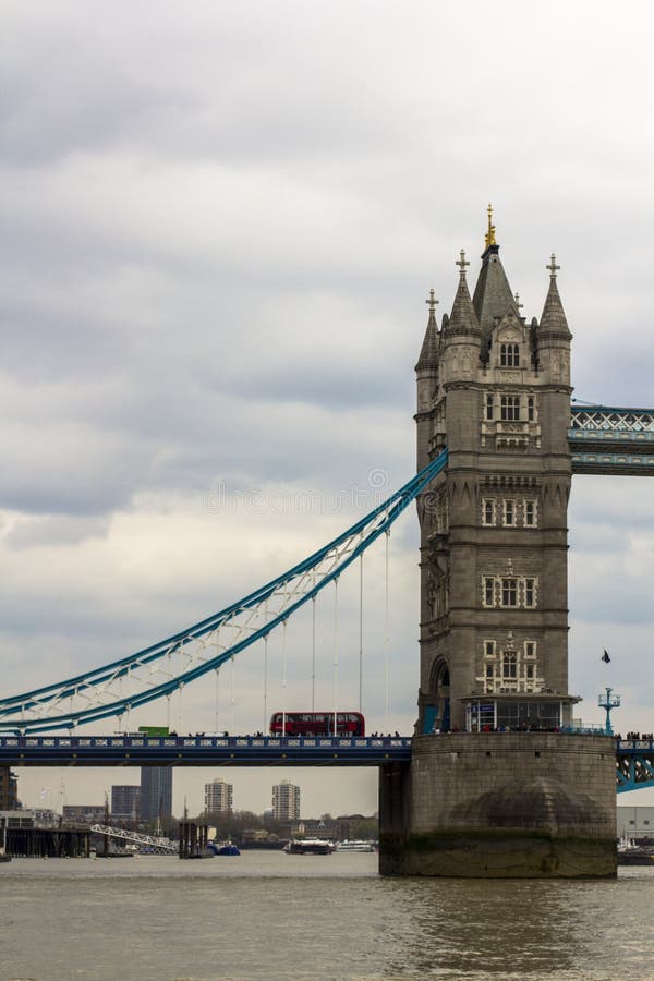Londres, Gran Breta?a 12 de abril de 2019 Torre Bridge1 Autobús de Dubledecker foto de archivo libre de regalías Londres, Gran Breta?a 12 de abril de 2019 Torre Bridge1 Autobús de Dubledecker foto de archivo libre de regalías