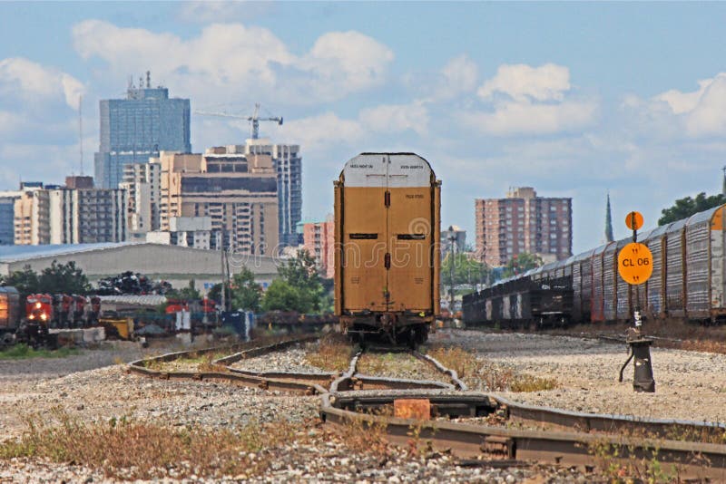 Londres, horizon d'Ontario avec des trains de fret images stock Londres, horizon d'Ontario avec des trains de fret images stock