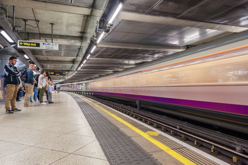 LONDRES, INGLATERRA - 18 DE AGOSTO DE 2016: Estación del metro de Westminster en Londres, Inglaterra Tren borroso debido a la exp fotos de archivo libres de regalías LONDRES, INGLATERRA - 18 DE AGOSTO DE 2016: Estación del metro de Westminster en Londres, Inglaterra Tren borroso debido a la exp fotos de archivo libres de regalías