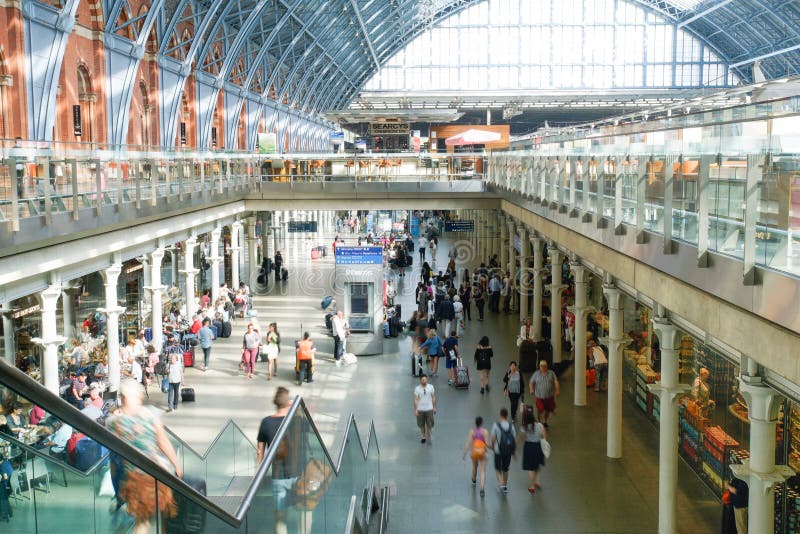 LONDRES, INGLATERRA - 5 DE JULIO DE 2015: International de la estación de St Pancras fotografía de archivo libre de regalías LONDRES, INGLATERRA - 5 DE JULIO DE 2015: International de la estación de St Pancras fotografía de archivo libre de regalías