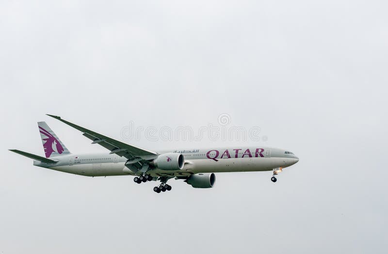 LONDRES, INGLATERRA - 27 DE SETEMBRO DE 2017: Aterrissagem de Boeing 777 A7-BEB das linhas aéreas de Qatar Airways no aeroporto i