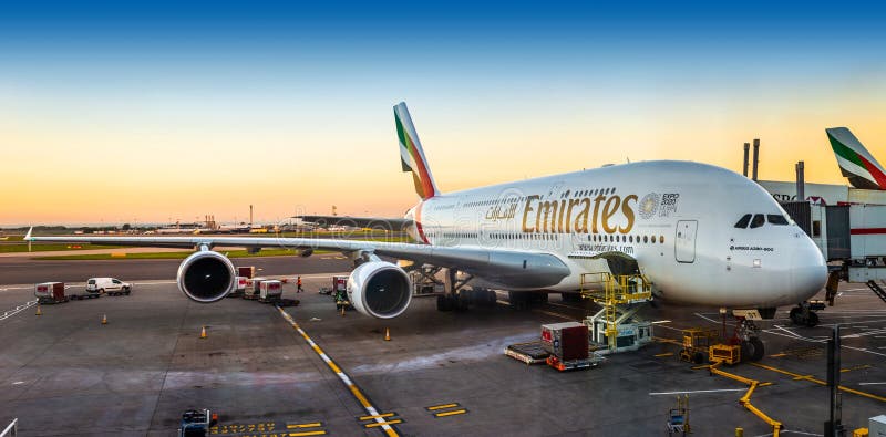 Londres, Inglaterra - 05 05 2018: Emiratos Airbus A380-800 estupendo