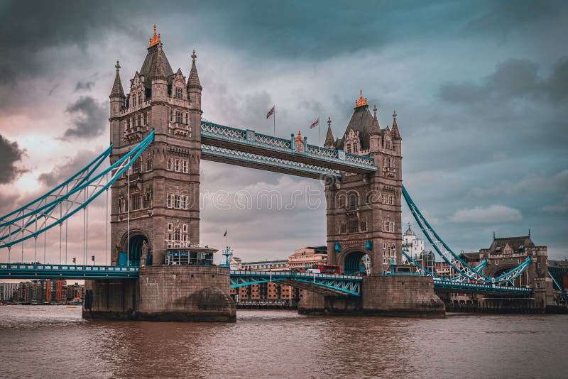 LONDRES, INGLATERRA, O 10 De Dezembro De 2018: Ponte Da Torre Em