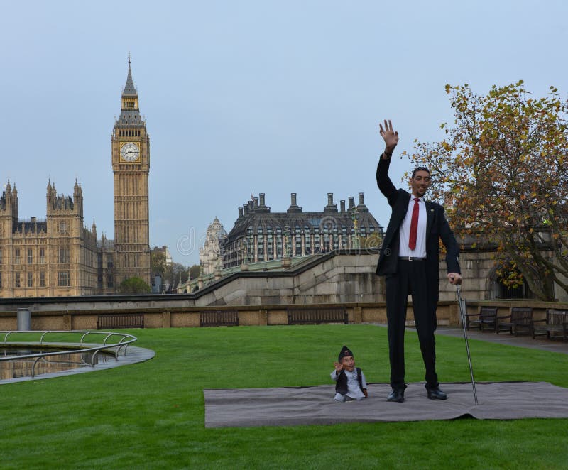 Londres: O homem o mais alto do mundo e o homem o mais curto encontram-se no recorde mundial de Guinness fotografia de stock Londres: O homem o mais alto do mundo e o homem o mais curto encontram-se no recorde mundial de Guinness fotografia de stock