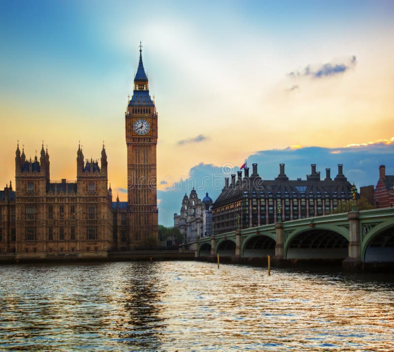 Londres, o Reino Unido. Big Ben, o palácio de Westminster no por do sol foto de stock Londres, o Reino Unido. Big Ben, o palácio de Westminster no por do sol foto de stock