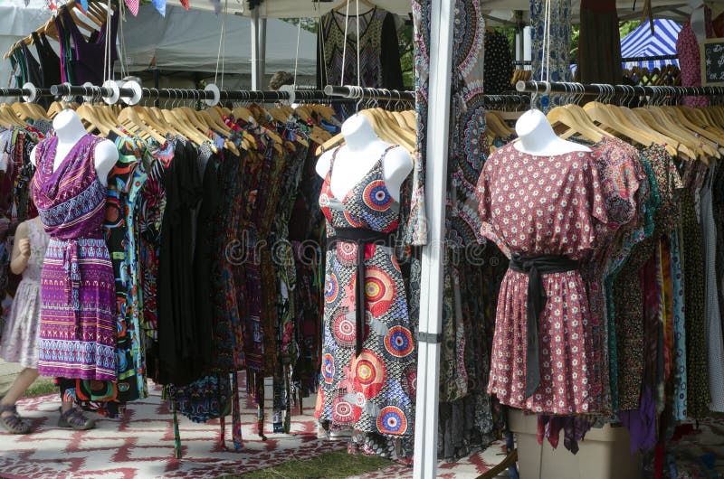 Londres Ontario, Canada - 16 juillet 2016 : Se femelle asiatique de clothers images stock Londres Ontario, Canada - 16 juillet 2016 : Se femelle asiatique de clothers images stock