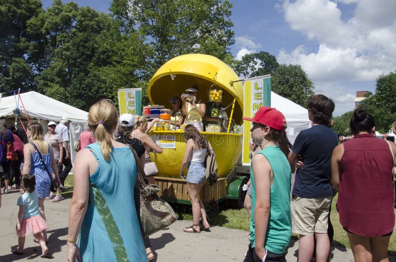 Londres Ontario, Canada - 10 juillet 2016 : Stalle de limonade avec le peop photos libres de droits Londres Ontario, Canada - 10 juillet 2016 : Stalle de limonade avec le peop photos libres de droits