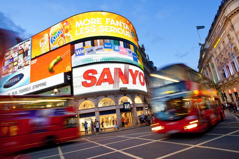 Londres, Piccadilly Circus à noite imagens de stock