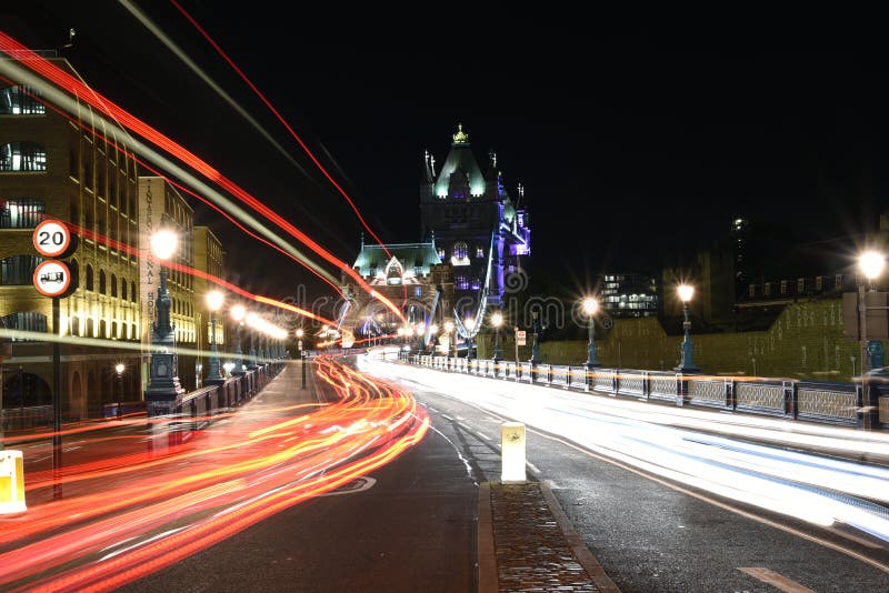 Londres, ponte do Reino Unido, a majestosa e a histórica da torre na noite, com as fugas claras dos ônibus e dos carros criados c fotos de stock royalty free