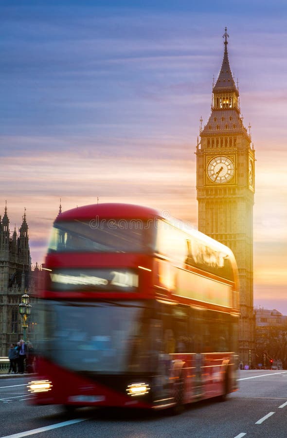 Londres, R-U Autobus rouge dans le mouvement et Big Ben, le palais de Wes photo stock Londres, R-U Autobus rouge dans le mouvement et Big Ben, le palais de Wes photo stock