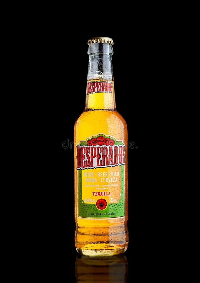 LONDRES, R-U - 15 DÉCEMBRE 2016 : La bouteille de desperados bière, bière blonde allemande assaisonnée avec la tequila est une bi photos stock LONDRES, R-U - 15 DÉCEMBRE 2016 : La bouteille de desperados bière, bière blonde allemande assaisonnée avec la tequila est une bi photos stock