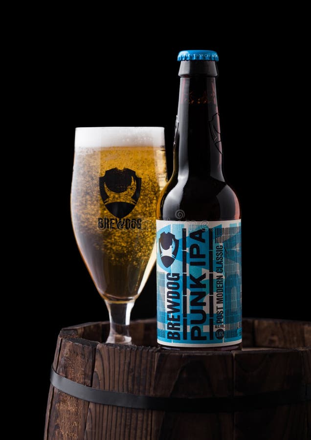 LONDRES, R-U - 6 FÉVRIER 2019 : Bouteille et verre de bière punk d'IPA, de la brasserie de Brewdog sur le vieux baril en bois sur photos libres de droits LONDRES, R-U - 6 FÉVRIER 2019 : Bouteille et verre de bière punk d'IPA, de la brasserie de Brewdog sur le vieux baril en bois sur photos libres de droits