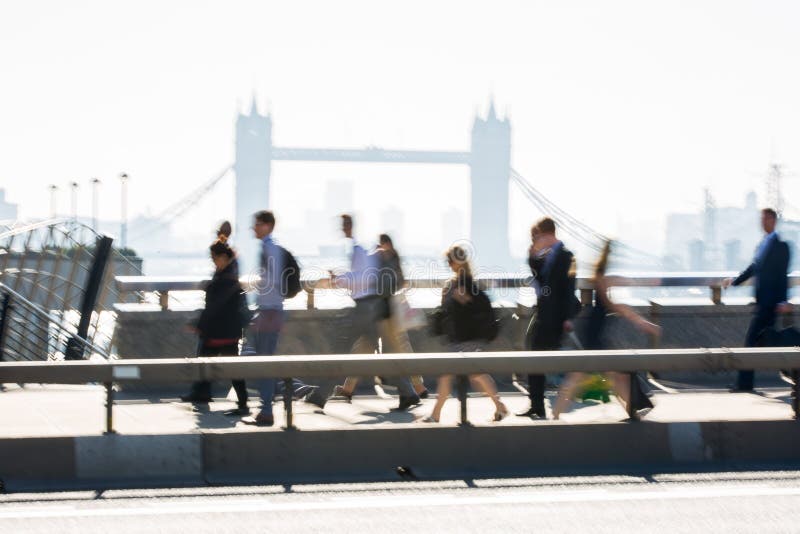 Londres, R-U Image brouillée des employés de bureau croisant le pont de Londres dans le début de la matinée sur le chemin à la vi images stock Londres, R-U Image brouillée des employés de bureau croisant le pont de Londres dans le début de la matinée sur le chemin à la vi images stock