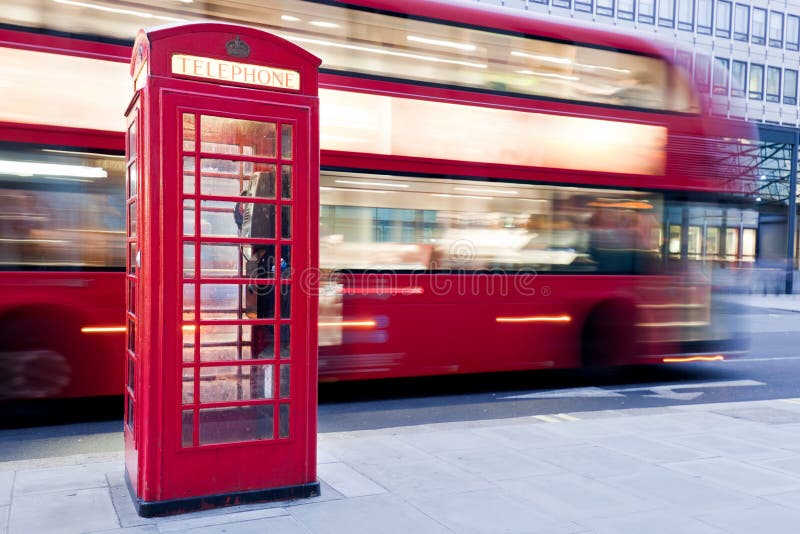 Londres, Reino Unido Cabine de telefone vermelha e passagem vermelha do ônibus Símbolos de Inglaterra imagem de stock Londres, Reino Unido Cabine de telefone vermelha e passagem vermelha do ônibus Símbolos de Inglaterra imagem de stock