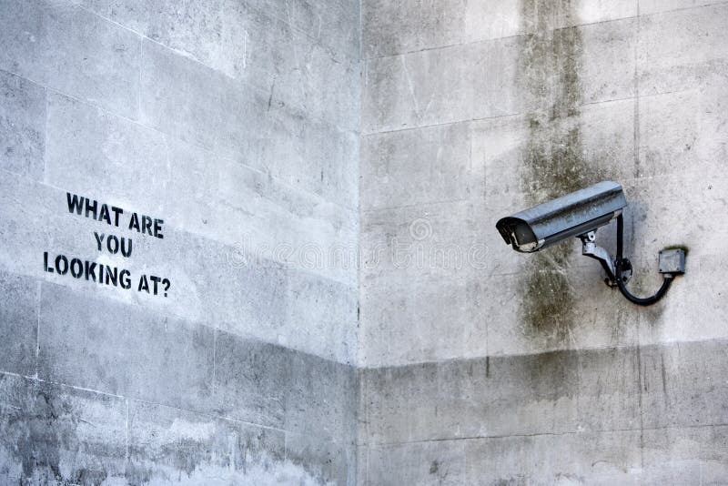 LONDRES, Reino Unido - 8 de abril de 2014: Grafittis 'do CCTV' de Banksy em Londres imagens de stock royalty free LONDRES, Reino Unido - 8 de abril de 2014: Grafittis 'do CCTV' de Banksy em Londres imagens de stock royalty free