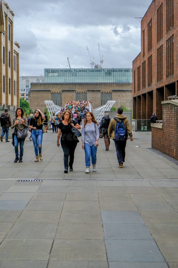 Londres, Reino Unido - 3 de agosto de 2017: Turistas que cruzam-se sobre o milênio imagens de stock royalty free Londres, Reino Unido - 3 de agosto de 2017: Turistas que cruzam-se sobre o milênio imagens de stock royalty free