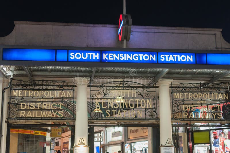 Londres, Reino Unido - 20 de agosto de 2019: Entrada histórica subterrânea da estação South Kensington à noite imagem de stock royalty free Londres, Reino Unido - 20 de agosto de 2019: Entrada histórica subterrânea da estação South Kensington à noite imagem de stock royalty free